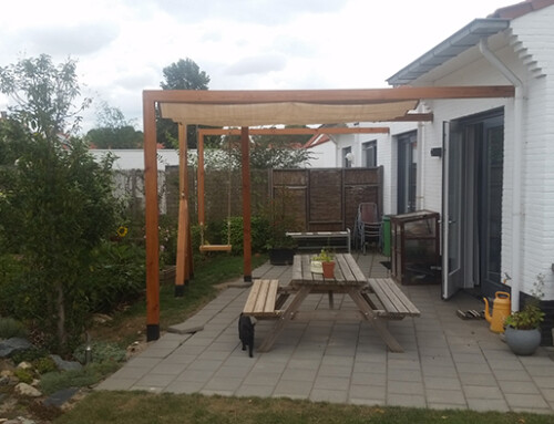 Houten pergola met schaduwdoek en schommel