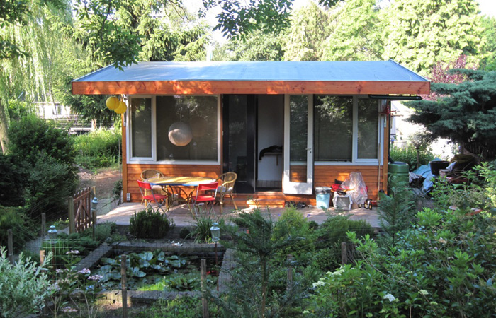 Houten tuinhuis op volkstuinvereniging