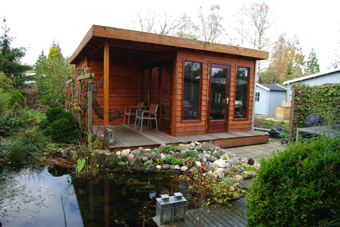 Houten tuinhuis met houten terras